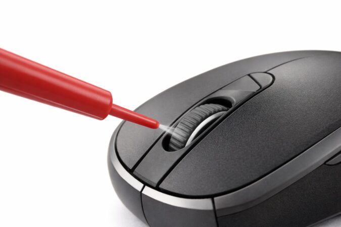 マウスホイールの隙間にエアダスターを吹きかけている様子