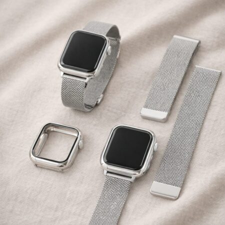 細めメッシュバンドや保護ケースを並べてデザイン性を高める選び方を示すスマートウォッチの物撮りイメージ