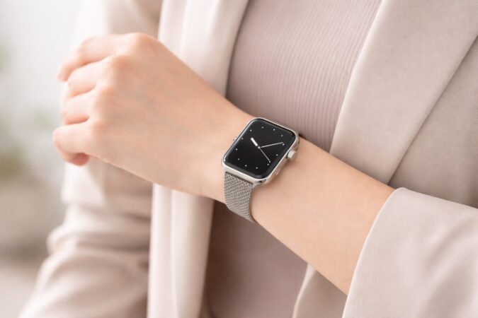 女性の手元をゴツく見せない細め上品バンドのスマートウォッチコーデ例