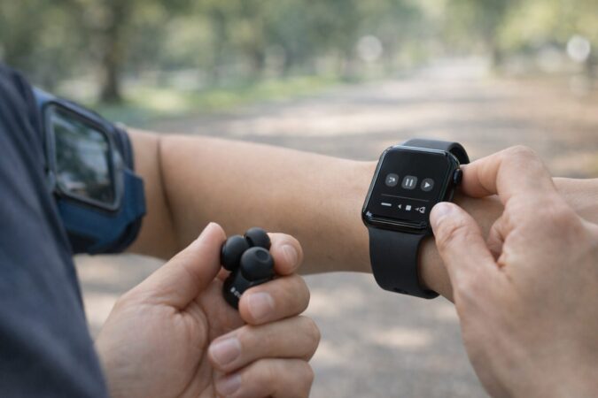 外出先でApple WatchのAmazon Musicが操作できないときに再起動や接続確認で対処する日本人ランナーの手元