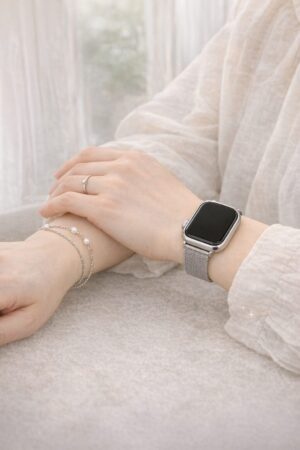 色数を揃え清潔感ある素材で統一したスマートウォッチとアクセサリーの手元（安っぽく見えない工夫の例）