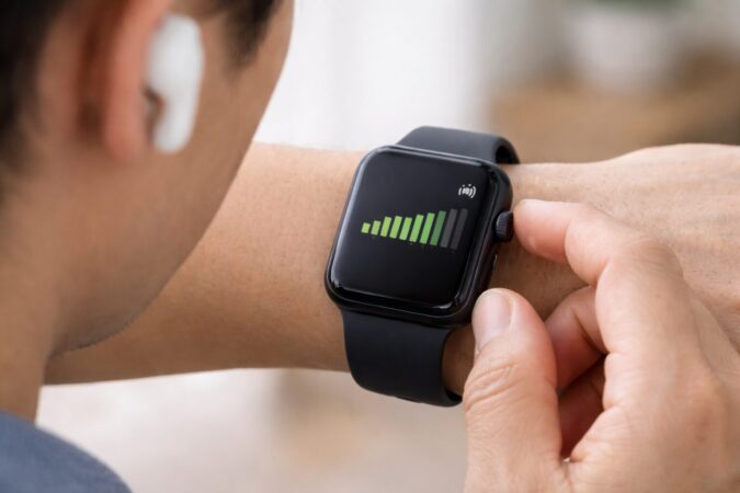 デジタルクラウンを回してイヤホン音量を調整しているスマートウォッチのアップ