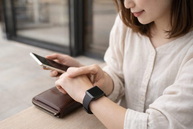 初めてのApple Watch風モデルを日常使いする日本人女性のイメージ