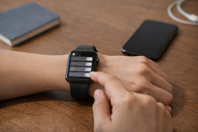 Apple Watch側の通知設定(ミラーリングや通知の出し方)を見直してLINE通知が来ない問題を切り分けるイメージ