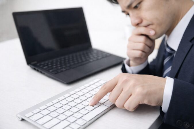 Magic Keyboardで英数やかなが反応しない原因をイメージした手元写真風ビジュアル