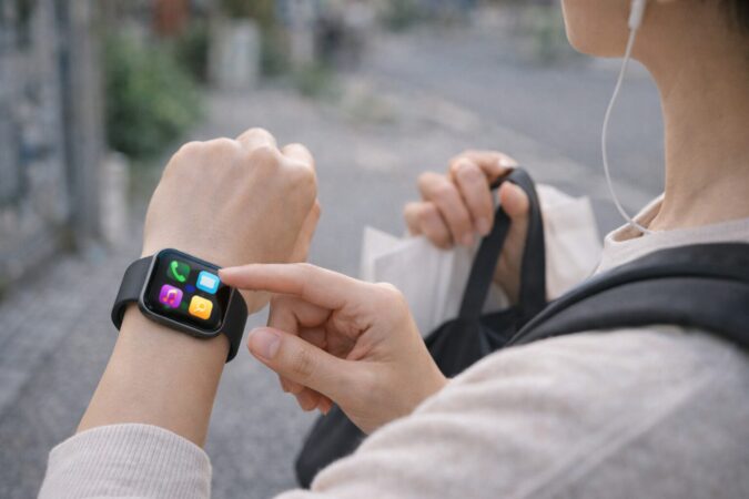 スマホが近くにない場面で通知や音楽などを手首で補うスマートウォッチの利用シーン