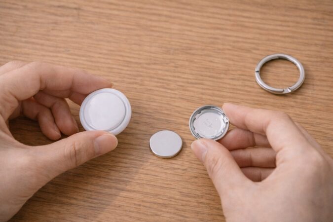 紛失防止タグのカチカチ音を点検するイメージ