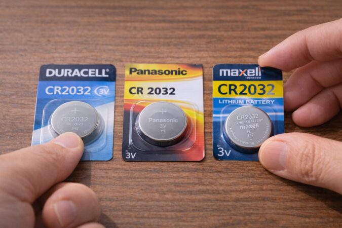 AirTag対応を意識して複数のCR2032電池を比較しながら選ぶ様子を表現した商品比較イメージ