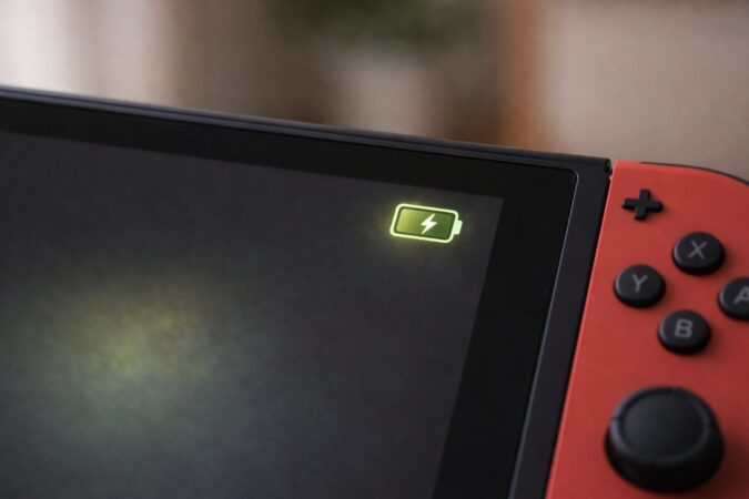 Switch風ゲーム機の画面右上にある充電表示を確認するクローズアップ