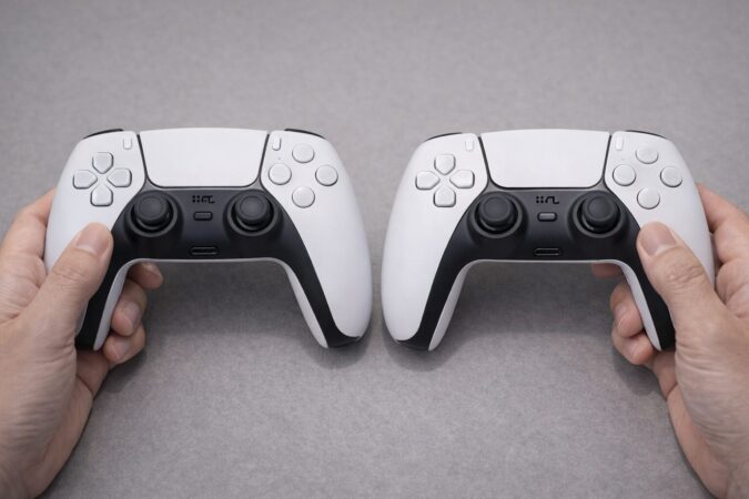 型番や世代差の比較をイメージした、同型コントローラー2台を見比べる手元写真