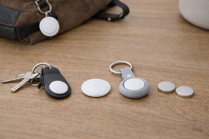 AirTag用ケースと予備電池をそろえたおすすめ周辺アイテムのイメージ