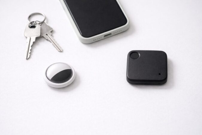 AirTag系とダイソー紛失防止タグの違いを比較するイメージ