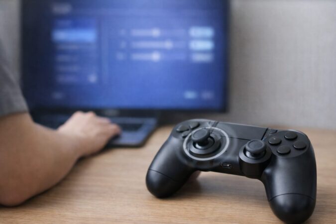 デッドゾーン調整など補正で軽いドリフトを緩和する考え方を表現したイメージ