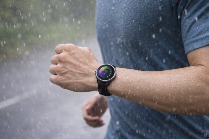 ガーミン165の防水性能をイメージできる雨天ランニングの手元シーン