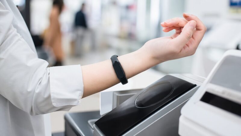 Charge 6のような細身のウェアラブル端末で非接触決済を行う日本人ユーザー