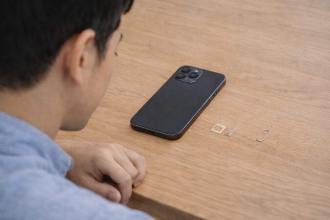 iPhone17機種変更でeSIMと物理SIMの違いを比較するイメージ