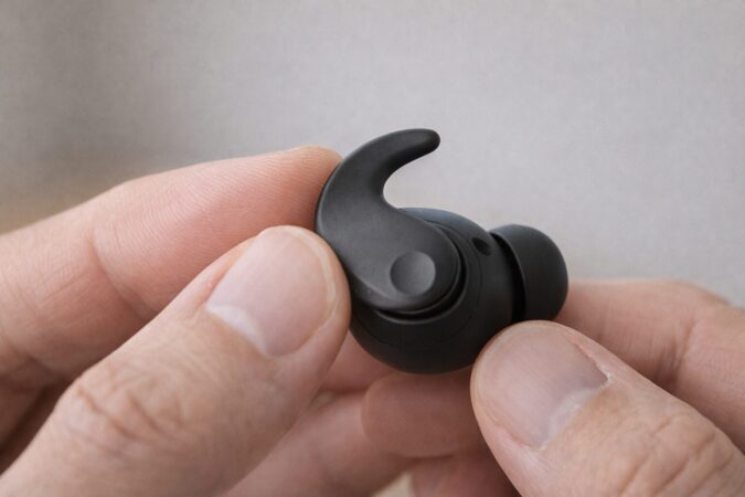 イヤホンのウィング部分の状態を細かく確認するクローズアップ