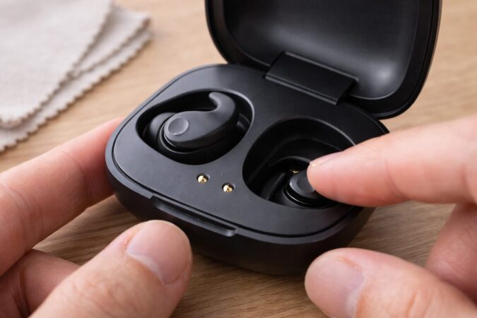 イヤホンケース内部の接点や収納状態を確認する写真風イメージ