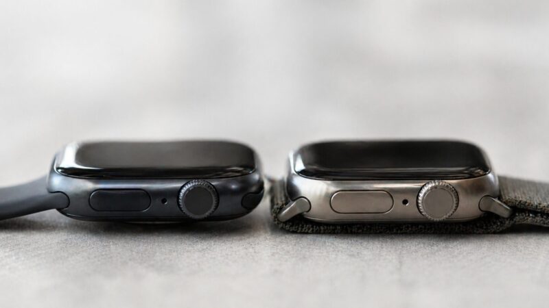 Apple Watch Series 10とSeries 11のケース形状や素材感を比較するマクロ画像