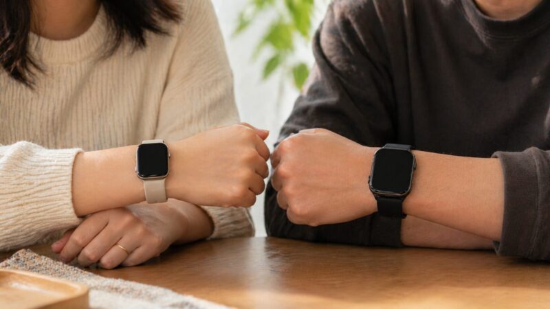 Apple Watchの42mmと46mmのサイズ感を手首で比較するイメージ画像