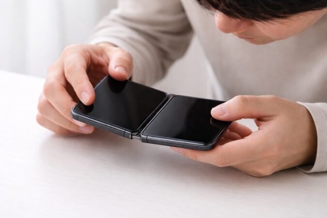 中古のGoogle Pixel Foldを購入前にヒンジや内側画面まで確認する点検イメージ