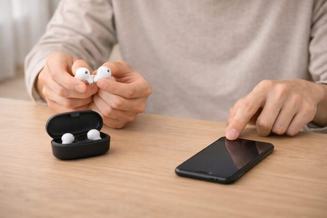 ワイヤレスイヤホンの再接続とリセット確認を行う場面