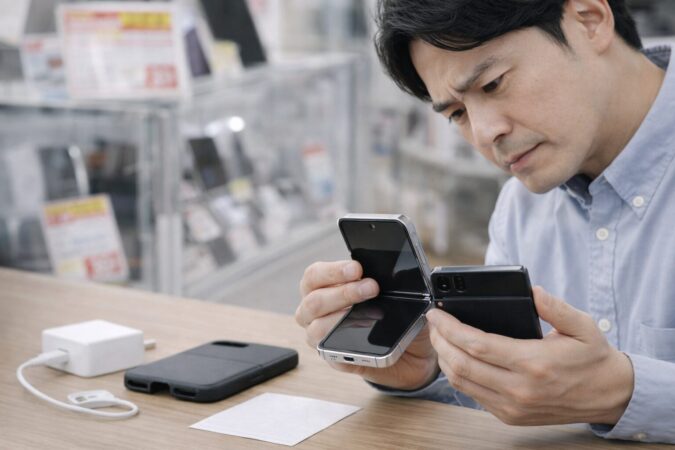 安売りのGalaxy Z Flip6を状態や保証まで慎重に確認する購入判断のイメージ