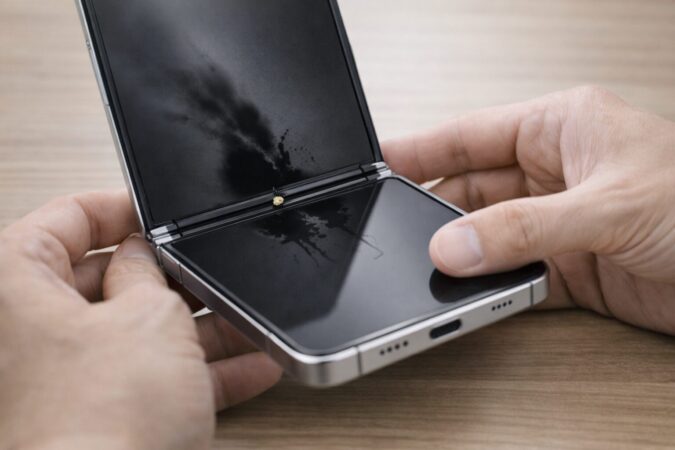 Galaxy Z Flip6の内側画面に黒いにじみや線が出た液晶漏れのイメージ