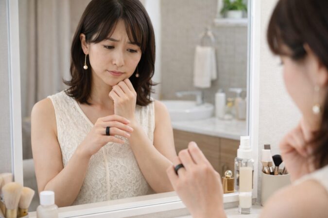 おしゃれさと実用性の間でスマートリング選びに迷う日本人女性