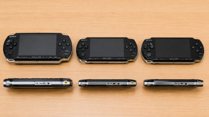 PSP-1000とPSP-2000とPSP-3000の厚みやサイズ感を比較する写真