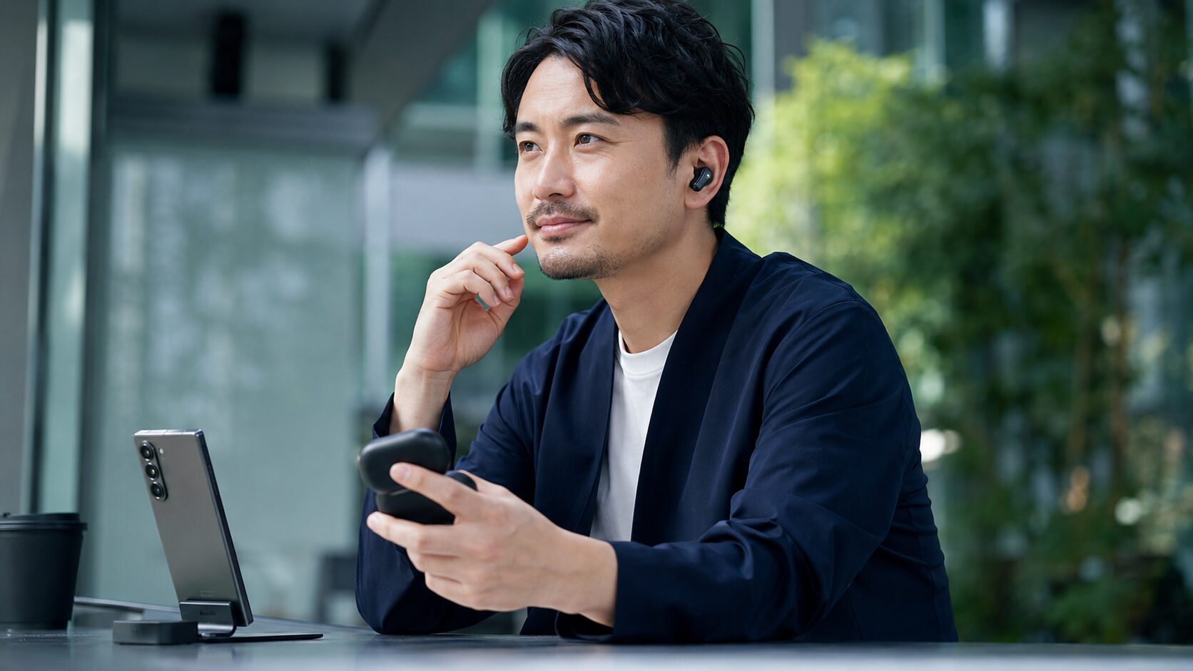 Pixel Buds Pro 2を装着して使用感を確認する日本人男性