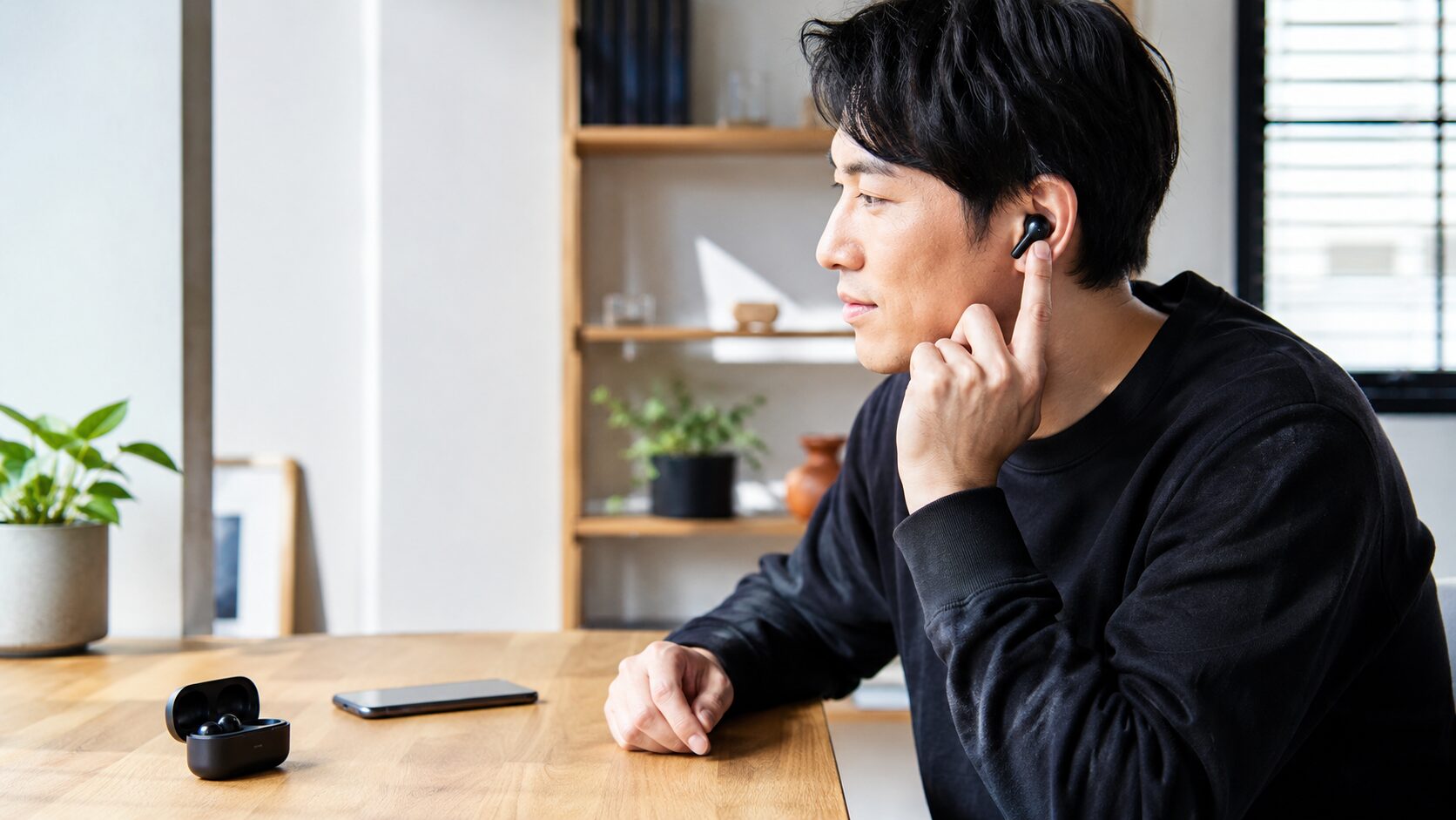 Soundcore P40iを装着して使用感を確認する日本人男性と充電ケースのレビュー画像