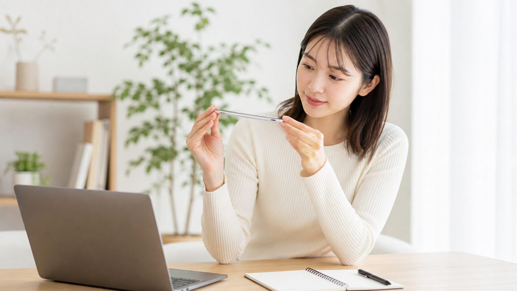 iPhone Airの薄さと軽さを確認する日本人女性のレビューイメージ