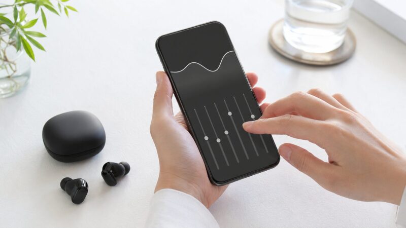 スマートフォンアプリで完全ワイヤレスイヤホンの音質を調整する様子
