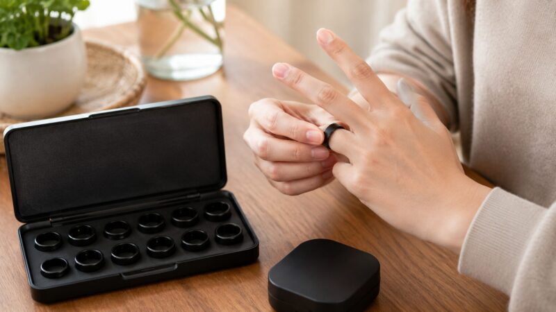 複数サイズのサンプルリングでRingConn Gen 2のサイズ確認をするイメージ