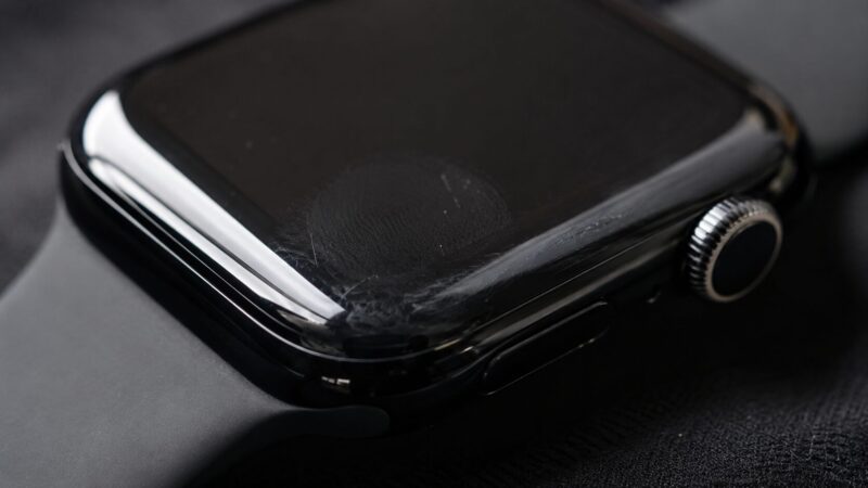 光沢のある黒いアップルウォッチケースの小傷や指紋が目立つ様子