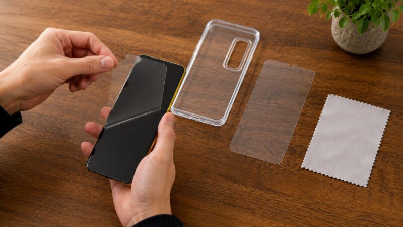 POCO X7 Proの傷や落下対策としてケースと保護フィルムを準備するイメージ