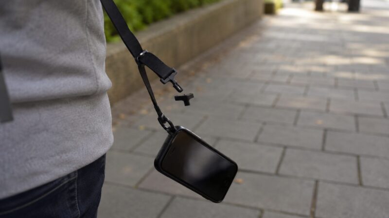 ストラップホルダーの緩みでスマホが落下しそうな様子