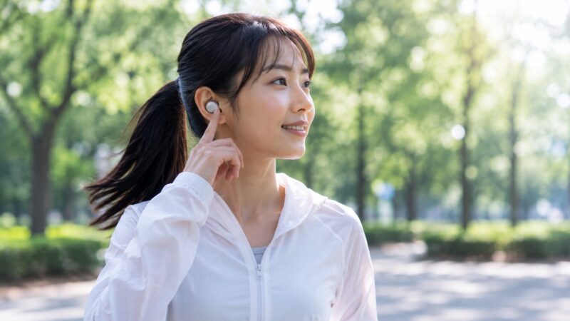 ランニング中も安定して装着できるワイヤレスイヤホンを使う日本人女性