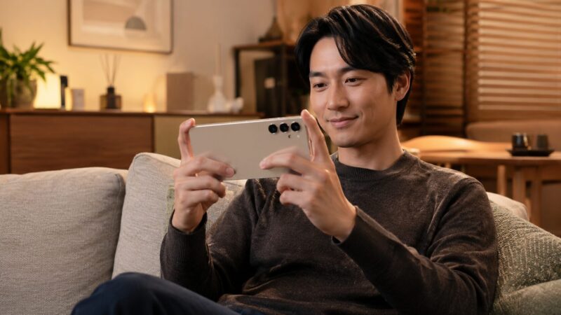 大画面のGalaxy S26 Plusで動画やゲームを楽しむ日本人男性
