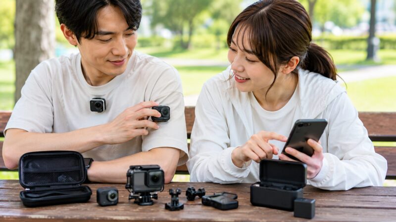 小型カメラのレビューで使いやすさを確認するイメージ