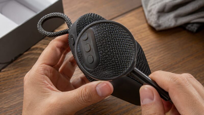 小型Bluetoothスピーカーの外観や素材の質感を虫眼鏡で確認する様子