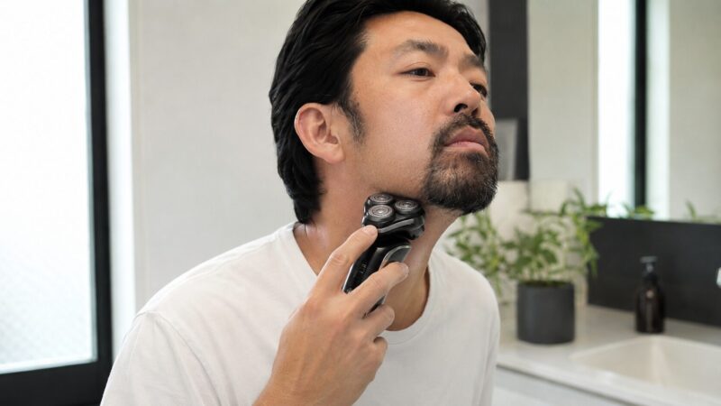 濃いヒゲを深剃りするために上位回転式シェーバーを使う日本人男性