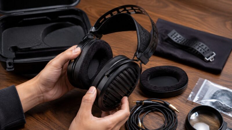 HIFIMAN AryaのV3や旧モデルを購入前に確認する様子
