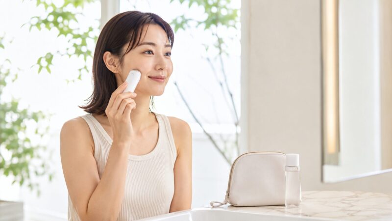 手軽に使えるミニプラス系美顔器でスキンケアする日本人女性