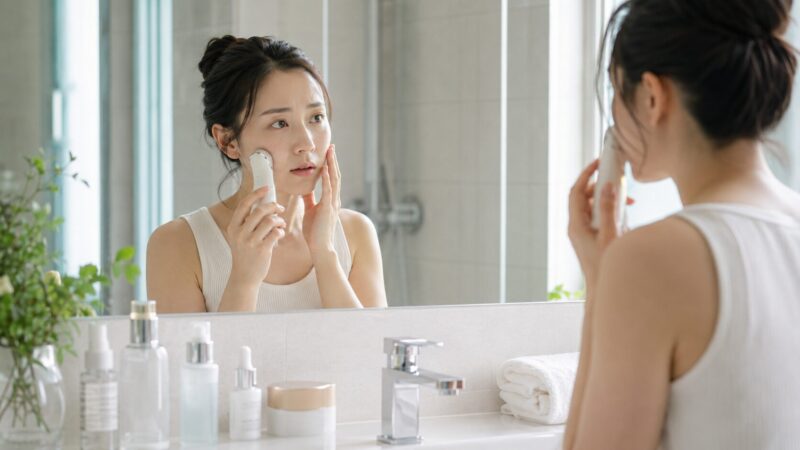 メディキューブ美顔器が痛い原因を鏡で確認する日本人女性