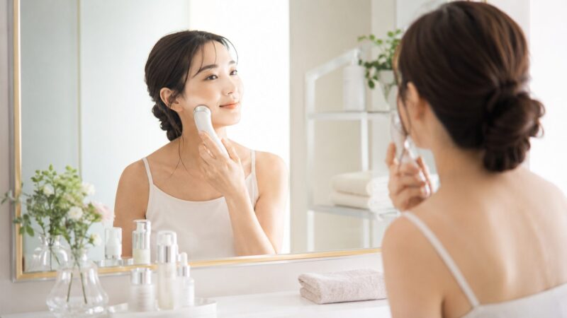 リフトケア重視で美顔器を使う日本人女性のイメージ