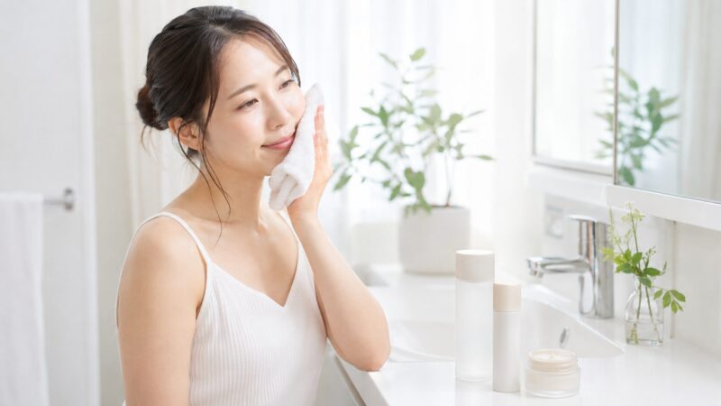 メディキューブ美顔器で痛みを感じた後に冷たいタオルで冷却し保湿する日本人女性