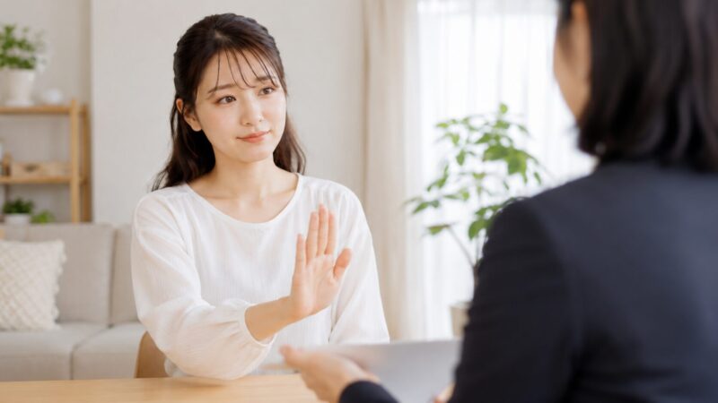 美顔器の勧誘を落ち着いて断る日本人女性