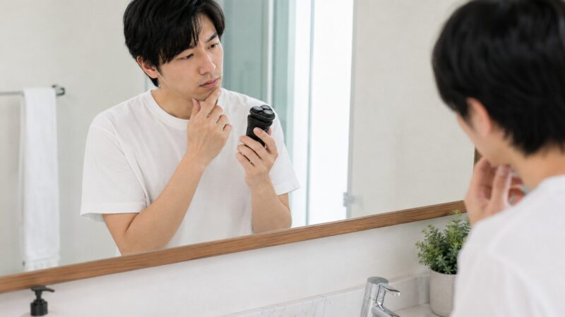 パームインシェーバーの使いにくさに戸惑う男性